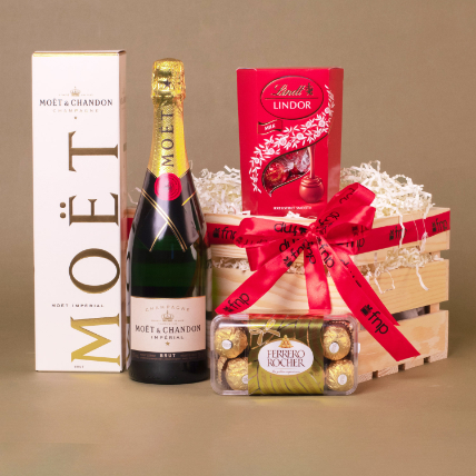 Champagne N Praline Treat Hamper: Gifts for New Year