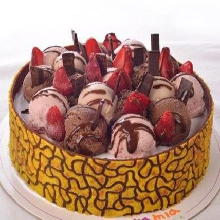 Choco Banana Strawberry Blast Cake: 