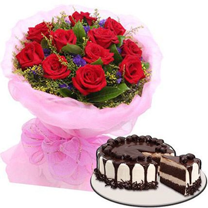 Delectable Cake With Rose Bouquet: Flowers And Cake Delivey