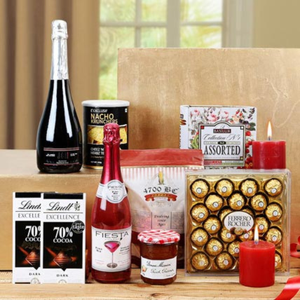 Delicious Sweet And Savoury Gift Basket: Christmas Gift Hampers