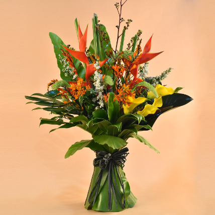 Enticing Mixed Flowers Bouquet: 