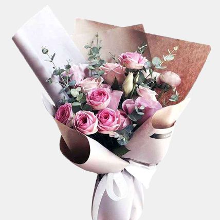 Graceful Rose Bouquet: Mixed Flowers 