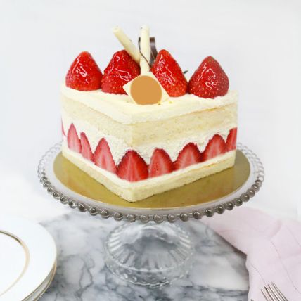 Heavenly Strawberry Cake: Midnight Delivery Gifts