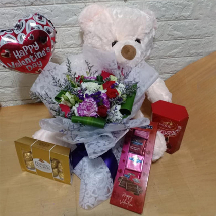 Valentines Fall In Love Gift Hamper: Gifts Delivery