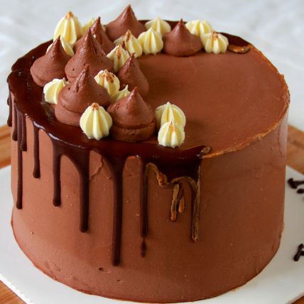 Yummy Chocolate Buttercream Cake: 