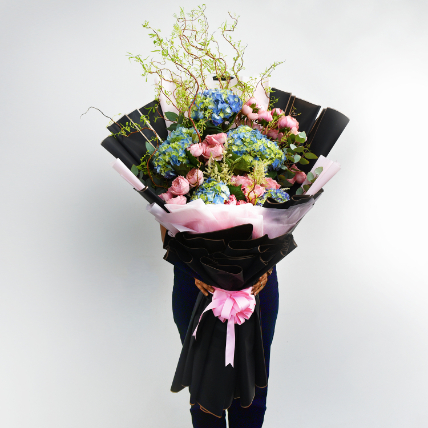 Hydrengea And Boombastic Roses Long Bouquet